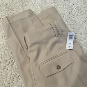 Aritzia Babaton rojo cargo pants in cream. Brand new womens size 6